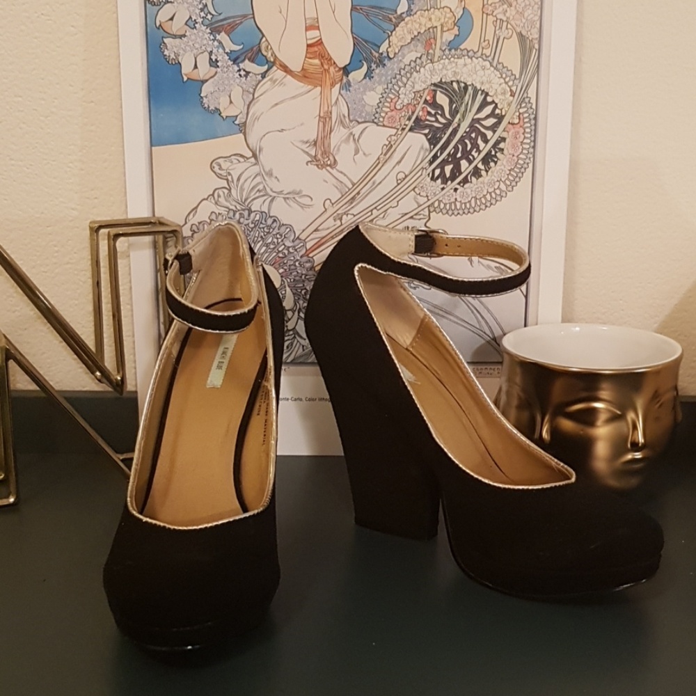 NWOT Kimchi Blue Black & Gold Ankle Strap Heels